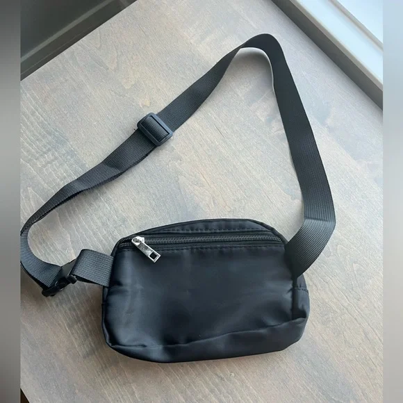 New without tags Black Belt Bag Fanny Pack Crossbody purse Adjustable Nylon - Picture 4 of 5